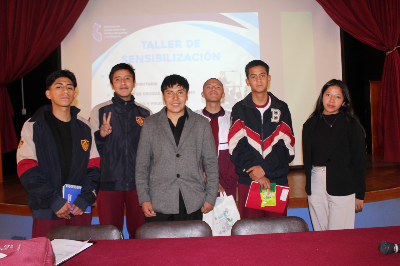 CÁMARA DE COMERCIO DE PUNO ORGANIZA TALLER SOBRE CULTURA TRIBUTARIA Y LUCHA CONTRA EL CONTRABANDO PARA ESTUDIANTES DEL COLEGIO SAN JUAN BAUTISTA