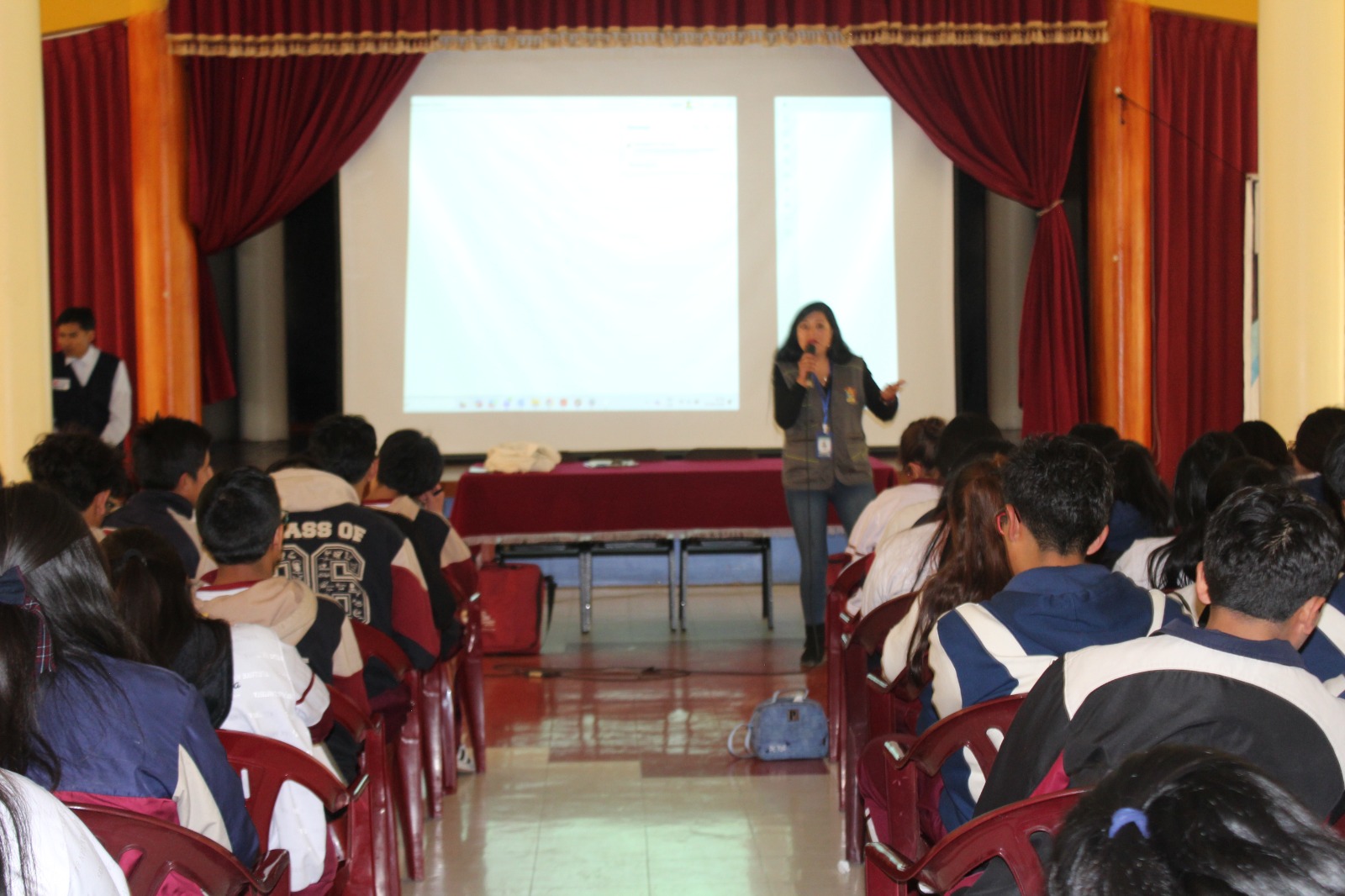 CÁMARA DE COMERCIO DE PUNO ORGANIZA TALLER SOBRE CULTURA TRIBUTARIA Y LUCHA CONTRA EL CONTRABANDO PARA ESTUDIANTES DEL COLEGIO SAN JUAN BAUTISTA